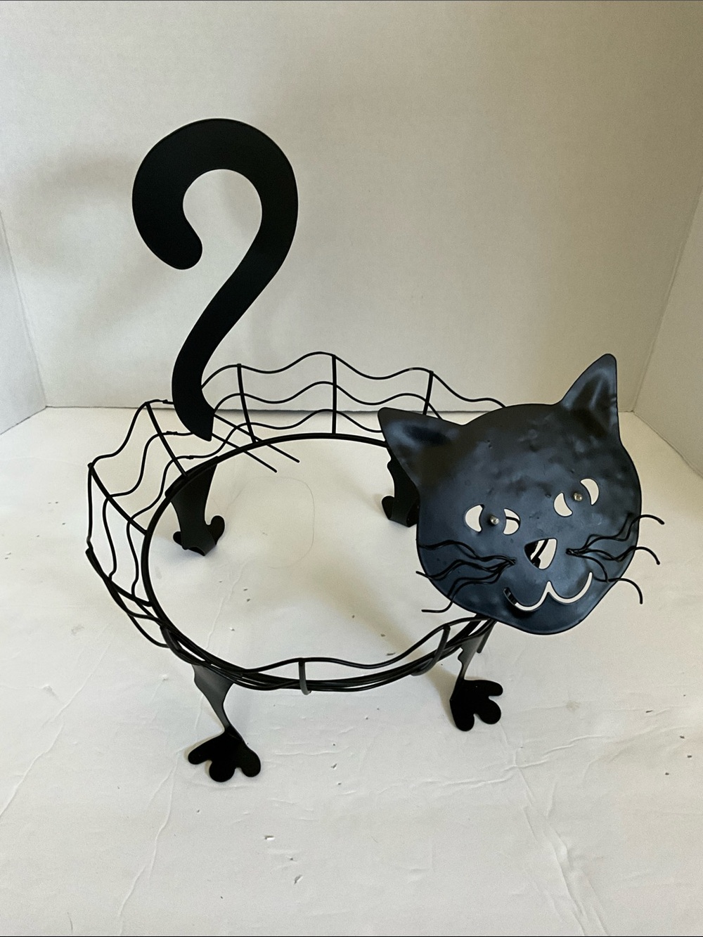 Black Metal Cat-Shaped Pumpkin Holder For Halloween